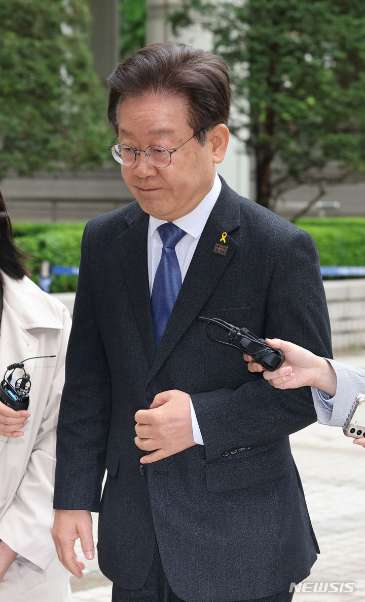 [서울=뉴시스] 김금보 기자 = 이재명 더불어민주당 대표가 16일 오전 서울 서초구 서울중앙지방법원에서 열린 '대장동 배임 및 성남FC 뇌물 의혹' 21차 공판에 출석 하고 있다. 2024.04.16. kgb@newsis.com