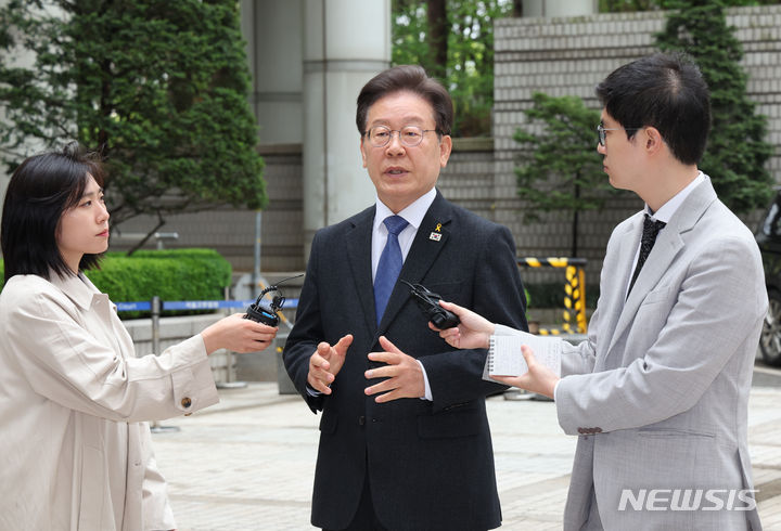 [서울=뉴시스] 김금보 기자 = 이재명 더불어민주당 대표가 16일 오전 서울 서초구 서울중앙지방법원에서 열린 '대장동 배임 및 성남FC 뇌물 의혹' 21차 공판에 출석하며 취재진 질문에 답하고 있다. 2024.04.16. kgb@newsis.com