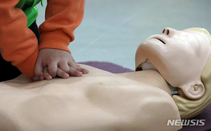 [세종=뉴시스] 강종민 기자 = 16일 세종시 어진동 정부세종컨벤션센터에서 열린 안전체험교실에서 한 어린이가 고사리 손으로 심폐소생술을 체험하고 있다. 2024.04.16. ppkjm@newsis.com