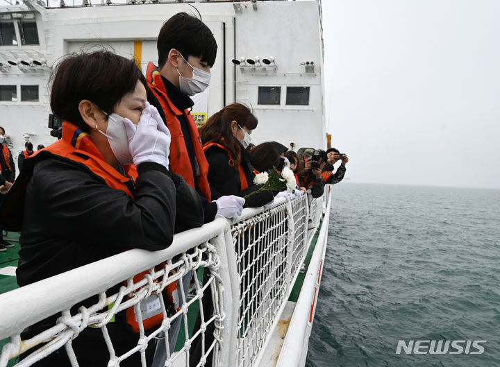 [진도=뉴시스] 박기웅 기자 = 세월호 참사 10주기를 맞은 16일 오전 전남 진도군 맹골수도에서 열린 선상추모식 도중 세월호 참사 유족이 참사 해역을 바라보며 오열하고 있다. 2024.04.16. pboxer@newsis.com