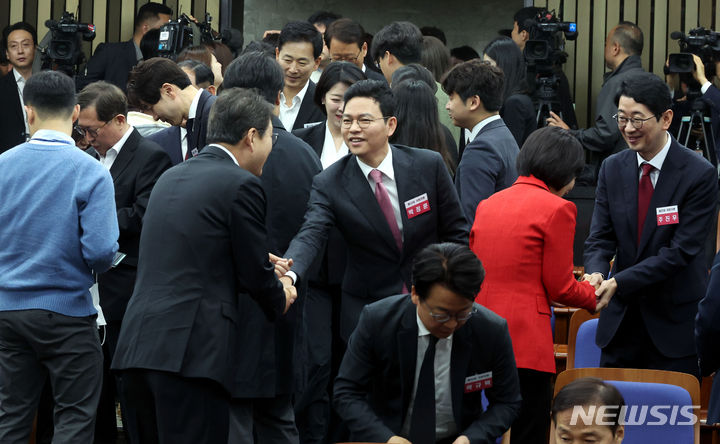 [서울=뉴시스] 조성봉 기자= 지난 4월16일 오전 서울 여의도 국회에서 열린 제22대 국회 국민의힘·국민의미래 당선자총회에서 박정훈 의원이 참석자들과 인사를 나누고 있다. 2024.04.16. suncho21@newsis.com