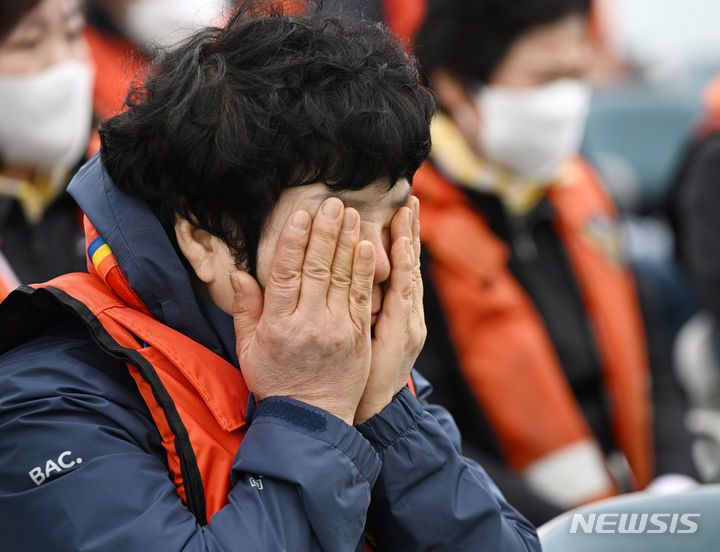 [진도=뉴시스] 박기웅 기자 = 세월호 참사 10주기를 맞은 16일 오전 전남 진도군 맹골수도에서 세월호 참사 유가족 선상추모식에 참여해 눈물을 흘리고 있다. 2024.04.16. pboxer@newsis.com