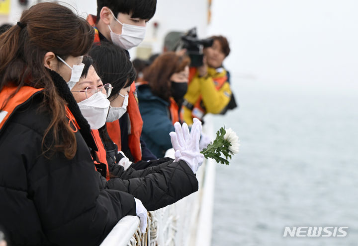 [진도=뉴시스] 박기웅 기자 = 세월호 참사 10주기를 맞은 16일 오전 전남 진도군 맹골수도에서 세월호 참사 유가족  선상추모식에 참여해 참사 해역을 향해 헌화하고 있다. 2024.04.16. pboxer@newsis.com