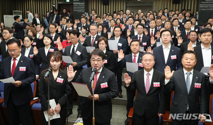 [서울=뉴시스] 추상철 기자 = 윤재옥 원내대표를 비롯한 국민의힘과 국민의미래 22대 국회 당선인들이 16일 오전 서울 여의도 국회에서 당선인 총회를 열고 "민심을 보다 적극적으로 정부 정책에 반영할 수 있도록 당정 간 소통을 강화하고 국정의 정상적 운영을 위해 여야 협치의 중요성을 인식하고 의회 정치 복원에 최선을 다하겠다"는 결의문을 채택하고 있다. (공동취재) 2024.04.16. photo@newsis.com