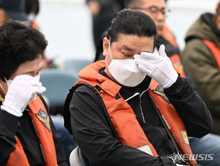 [진도=뉴시스] 박기웅 기자 = 세월호 참사 10주기를 맞은 16일 오전 전남 진도군 맹골수도에서 세월호 참사 유가족 선상추모식에 참여해 눈물을 흘리고 있다. 2024.04.16. pboxer@newsis.com