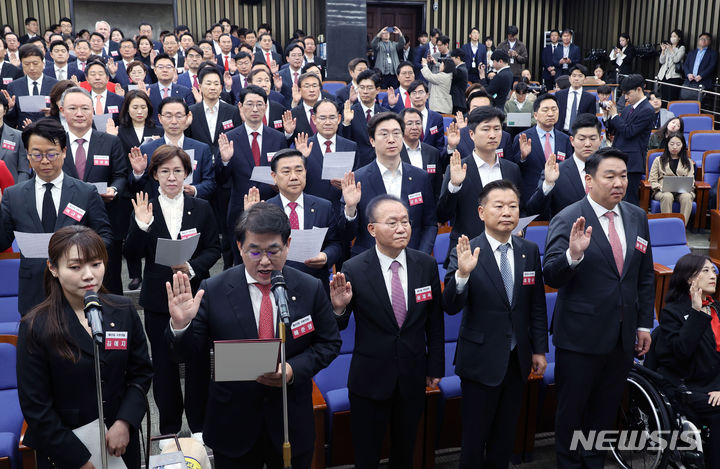 [서울=뉴시스] 조성봉 기자= 16일 서울 여의도 국회에서 열린 제22대 국회 국민의힘·국민의미래 당선자총회에서 배준영, 김예지 당선인이 결의문을 낭독하고 있다. 당선인들은 결의문을 통해 "국민을 두려워하는 마음으로 일하겠다. 민생, 경제, 외교, 안보, 또 집권 여당으로서 해야 할 일들을 한 걸음, 한 걸음 실천해 나가겠다"고 약속했다.(공동취재) 2024.04.16. photo@newsis.com