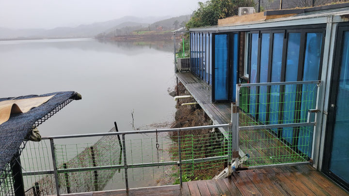 [나주=뉴시스] 나주호 상류를 불법으로 점령한 컨테이너 주거시설. (사진=농어촌공사 제공) 2024.04.16. photo@newsis.com *재판매 및 DB 금지