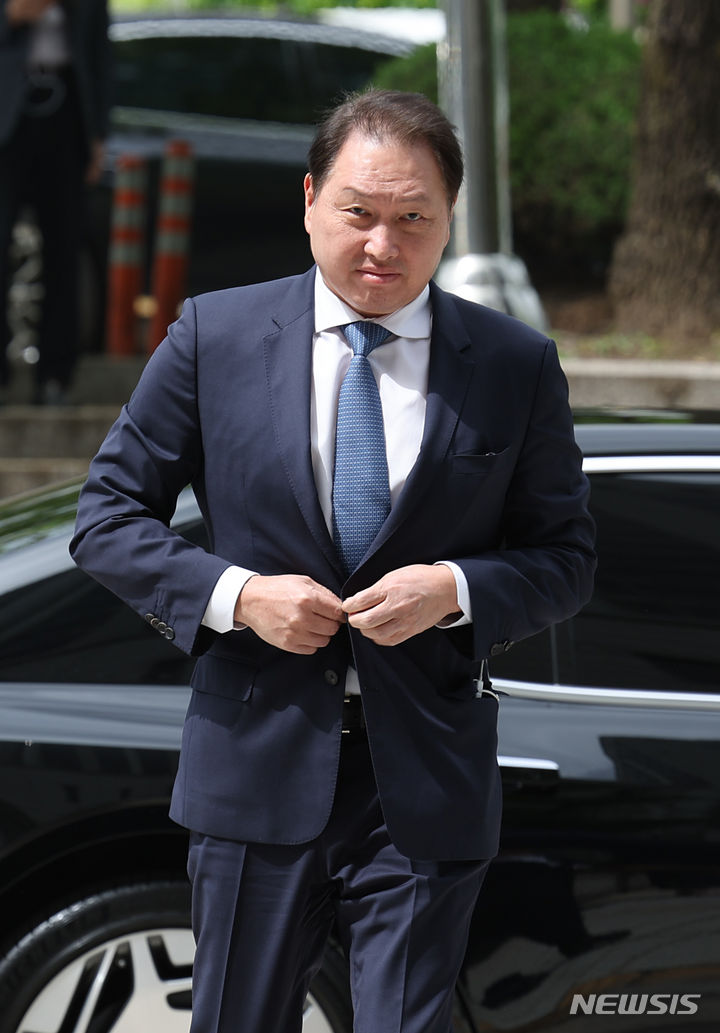 [서울=뉴시스] 김금보 기자 = 최태원 SK그룹 회장이 16일 오후 서울 서초구 서울고등법원에서 열린 최태원-노소영 이혼 소송 항소심 2차 변론에 출석하고 있다. 2024.04.16. kgb@newsis.com