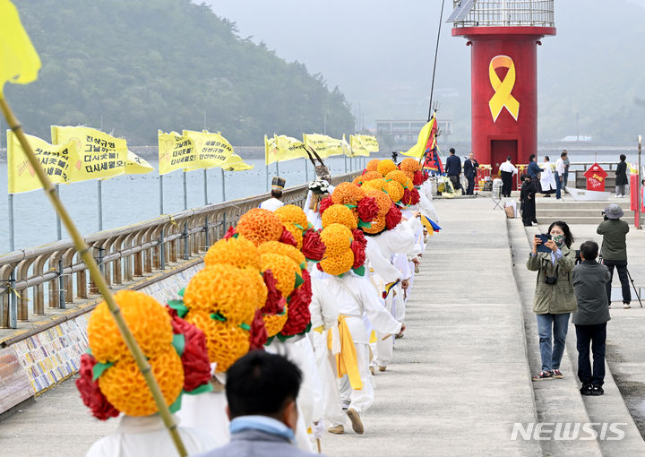 [광주=뉴시스] 김혜인 기자 = 진도소포걸군농악보존회가 세월호 참사 10주기인 16일 오후 전남 진도군 임회면 팽목항에서 희생자를 기리는 연주를 하고 있다. 2024.04.16. hyein0342@newsis.com