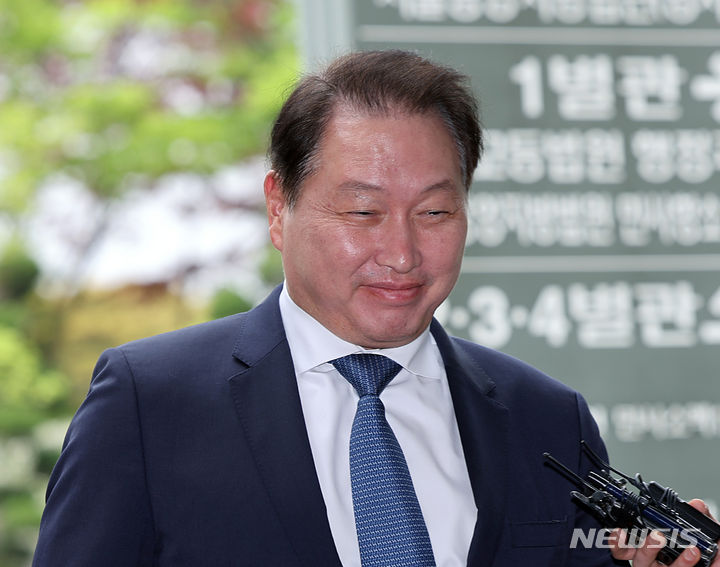 [서울=뉴시스] 김금보 기자 = 최태원 SK그룹 회장이 16일 오후 서울 서초구 서울고등법원에서 열린 최태원-노소영 이혼 소송 항소심 2차 변론에 출석하고 있다. 2024.04.16. kgb@newsis.com