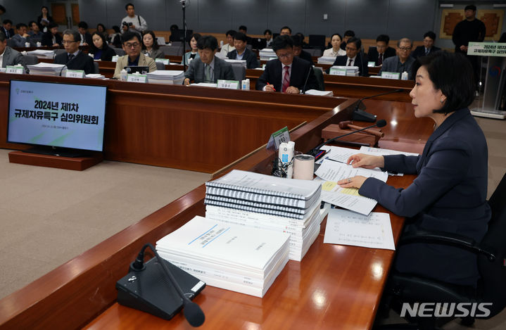 [서울=뉴시스] 배훈식 기자 = 오영주 중소벤처기업부 장관이 16일 오후 서울 종로구 정부서울청사 별관에서 2024년 제1차 규제자유특구 심의위원회 회의를 하고 있다. 2024.04.16. dahora83@newsis.com