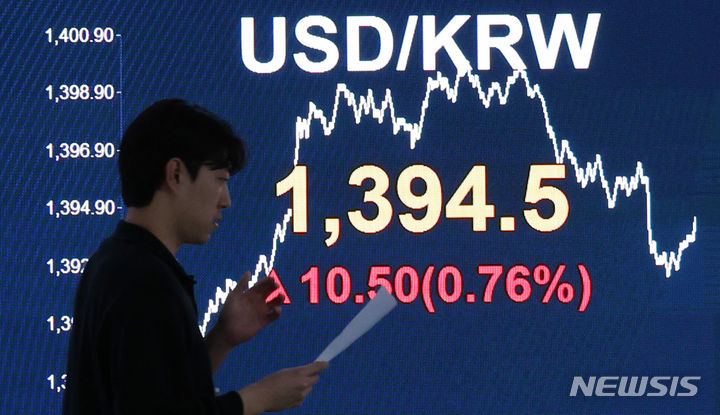 [서울=뉴시스] 이영환 기자 = 지난 16일 오후 서울 여의도 KB국민은행 스마트딜링룸 전광판에 환율이 표시돼 있다. 2024.04.16. 20hwan@newsis.com