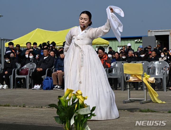 [목포=뉴시스] 박기웅 기자 = 세월호 참사 10주기인 16일 오후 목포시 목포신항에서 열린 '세월호 참사 10주기 목포기억식'에서 김영자 무용수가 '기억 퍼포먼스'를 하고 있다. 2024.04.16. pboxer@newsis.com