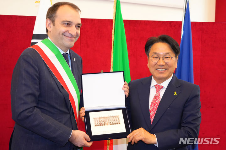 [광주=뉴시스] 강기정 광주시장, 이탈리아 토리노시 스테파노 로 루쏘 시장 교류 협약. (사진=광주시청 제공). photo@newsis.com *재판매 및 DB 금지