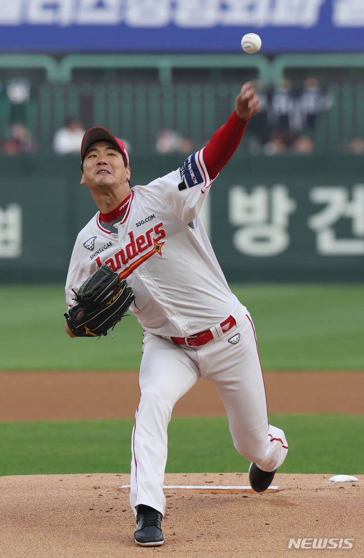 [인천=뉴시스] 고승민 기자 = 16일 인천랜더스필드에서 열린 2024 KBO 리그 KIA 타이거즈 대 SSG 랜더스 경기, KIA 공격 1회초 SSG 선발투수 김광현이 역투하고 있다. 2024.04.16. kkssmm99@newsis.com
