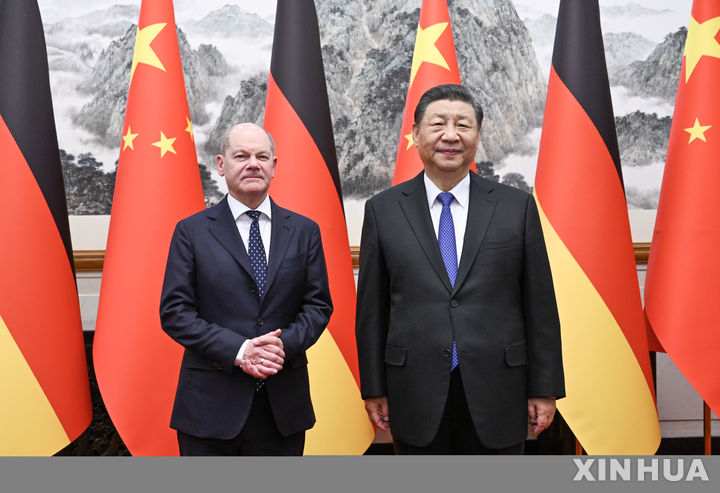 [베이징=신화/뉴시스] ﻿﻿유럽연합(EU)이 중국 전기차에 최대 38.1%의 추가 관세를 부과하겠다고 발표한 가운데 독일 로베르트 하베크 부총리 겸 경제기후보호부 장관이 이번주 중국을 방문한다. 사진은 올라프 숄츠(왼쪽) 독일 총리가  지난 4월 16일 중국 베이징의 댜오위타이 국빈관에서 시진핑 국가주석과 회담 전 기념 촬영하는 모습. 2024.06.17