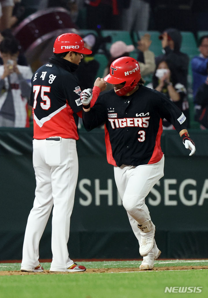 [인천=뉴시스] 고승민 기자 = 16일 인천랜더스필드에서 열린 2024 KBO 리그 KIA 타이거즈 대 SSG 랜더스 경기, KIA 공격 7회초 2사 주자없는 상황 6번타자 김선빈이 3대3 동점 솔로 홈런 후 덕아웃으로 향하고 있다. 2024.04.16. kkssmm99@newsis.com