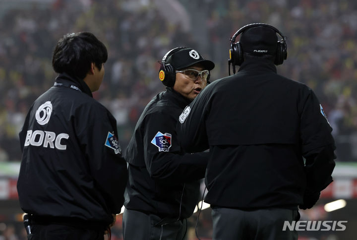 [인천=뉴시스] 베이스를 가로막아 주자의 진루를 차단하는 주루 방해 행위가 비디오 판독 대상에 포함된다. 사진은 지난 4월16일 인천랜더스필드에서 열린 2024 KBO리그 KIA 타이거즈와 SSG 랜더스 경기에서 7회초 KIA 최원준의 타격 때 비디오 판독을 하고 있는 심판들. 2024.04.16. kkssmm99@newsis.com