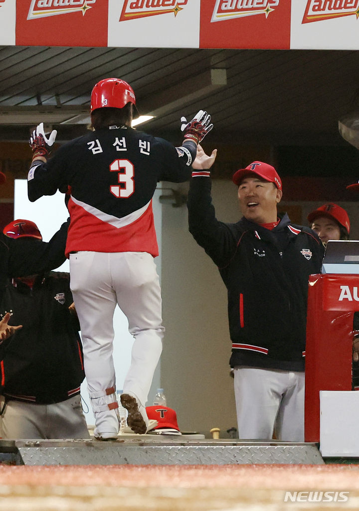 [인천=뉴시스] 고승민 기자 = 16일 인천랜더스필드에서 열린 2024 KBO 리그 KIA 타이거즈 대 SSG 랜더스 경기, KIA 공격 7회초 2사 주자없는 상황 6번타자 김선빈이 3대3 동점 솔로 홈런 후 덕아웃에서 이범호 감독 등과 기쁨을 나누고 있다. 2024.04.16. kkssmm99@newsis.com