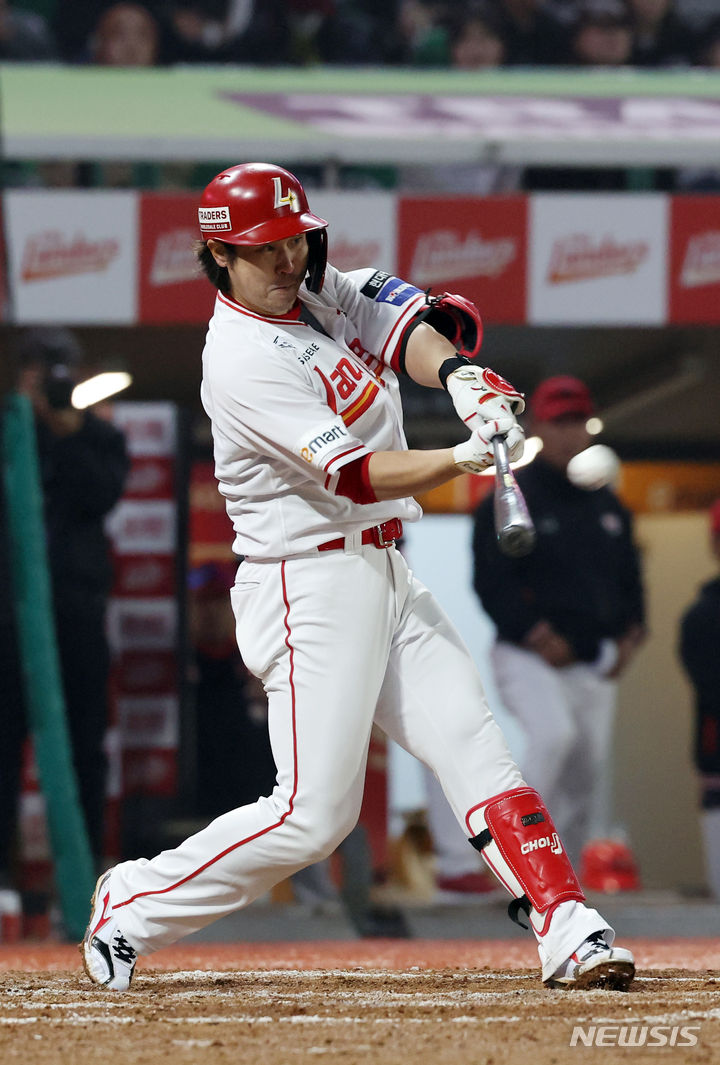 [인천=뉴시스] 고승민 기자 = 16일 인천랜더스필드에서 열린 2024 KBO 리그 KIA 타이거즈 대 SSG 랜더스 경기, SSG 공격 9회말 2사 주자없는 상황 3번타자 최정이 개인 467호이자 경기 동점 홈런을 치고 있다. 2024.04.16. kkssmm99@newsis.com