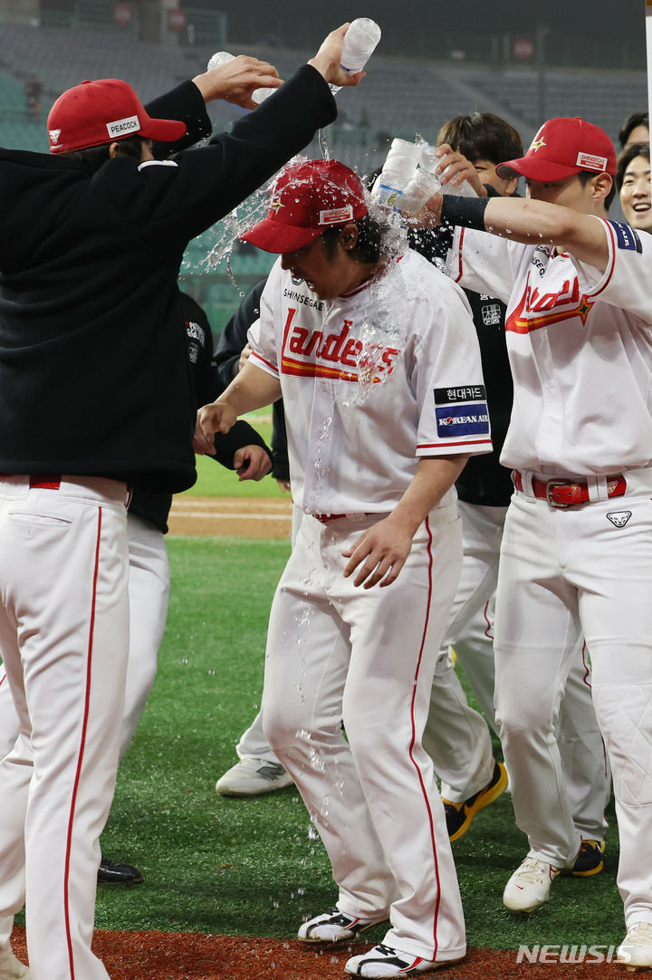 [인천=뉴시스] 고승민 기자 = 16일 인천랜더스필드에서 열린 2024 KBO 리그 KIA 타이거즈 대 SSG 랜더스 경기, 개인 467호 홈런을 기록한 SSG 최정이 동료들에게 물세례를 받으며 기뻐하고 있다. 2024.04.16. kkssmm99@newsis.com