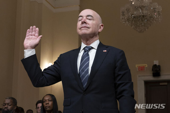 [워싱턴=AP/뉴시스]미국 공화당이 주도한 국토안보부장관 탄핵안이 17일(현지시각) 상원에서 기각됐다. 사진은 알레한드로 마요르카스 미국 국토안보부장관이 전날인 16일 의회 위원회에 출석해 증인 선서하는 모습. 2024.04.18.