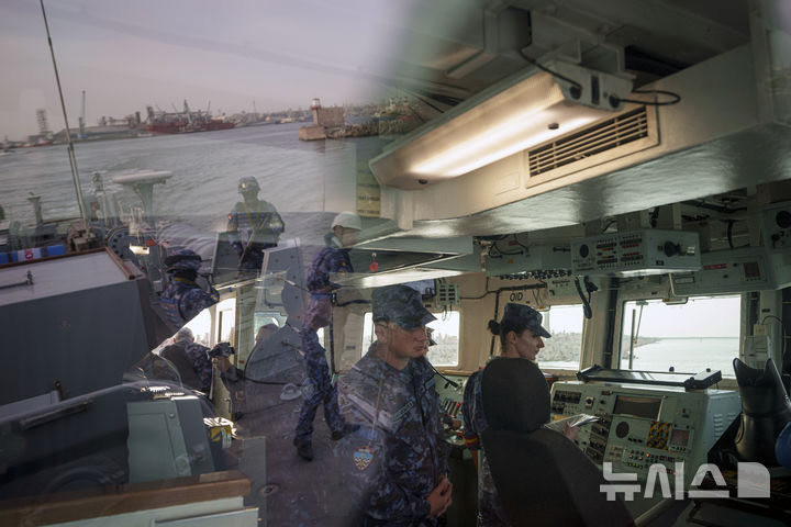 [흑해=AP/뉴시스] 나토(NATO) 12개 회원국 군인 2300명이 흑해에서 루마니아가 주도하는 연례 군사 훈련 '해상 방패(Sea Shield·씨 실드)'를 실시하고 있다고 외신이 2일(현지 시간) 보도했다. 사진은 지난해 4월16일 해상 방패 훈련 모습. 2025.04.02.