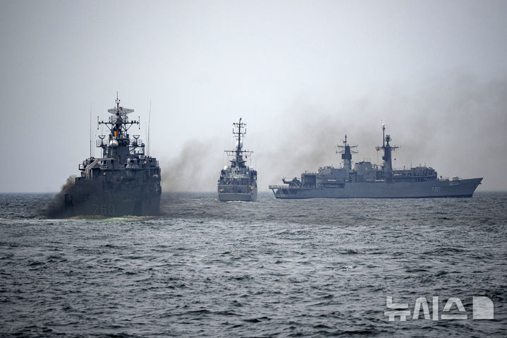 [흑해=AP/뉴시스] 볼로디미르 젤렌스키 우크라이나 대통령이 15일(현지 시간) 튀르키예 앙카라에서 열리는 흑해 안보 회의에 대표단을 파견했다고 밝혔다. 사진은 북대서양조약기구의 흑해 해상 방패 훈련 모습. (뉴시스DB) 2025.04.16.