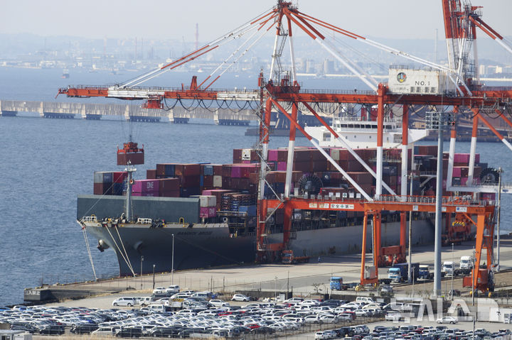 日, 관세에 대미 무역흑자 12.6%↓…수출도 5년 만에 감소