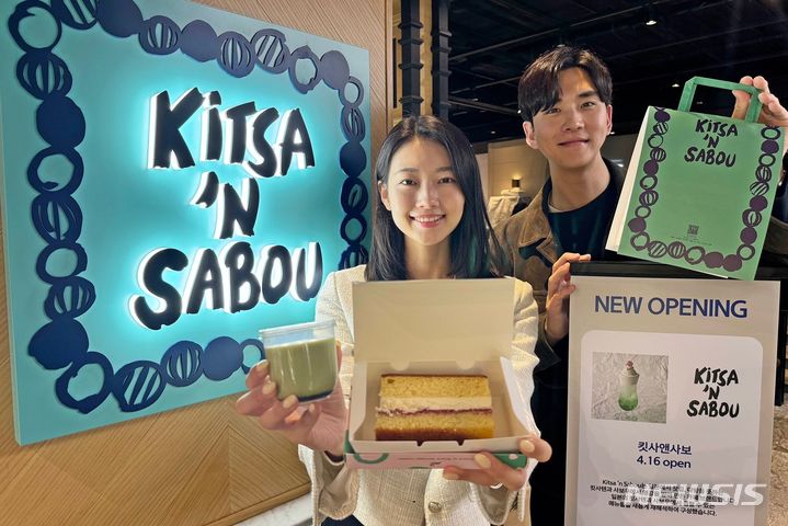 [서울=뉴시스]갤러리아백화점은 서울 명품관 고메이494 식품관의 새 단장을 마치고 총 8개의 신규 디저트 맛집을 선보인다고 17일 밝혔다.2024.04.17.(사진=한화갤러리아 제공)photo@newsis.com