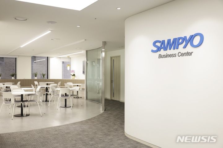 [서울=뉴시스] 삼표그룹이 임직원들의 자유로운 소통과 창의적인 아이디어 도출을 위한 소통의 공간으로 오픈한 비즈니스 센터 모습. (제공 = 삼표그룹)