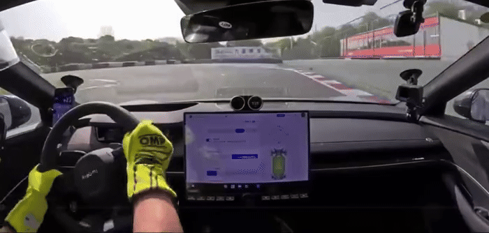 [서울=뉴시스] 중국 전자제품 제조업체 샤오미가 출시한 첫 전기차 SU7가 또다시 안정성 논란에 휩싸였다. (사진=웨이보) *재판매 및 DB 금지