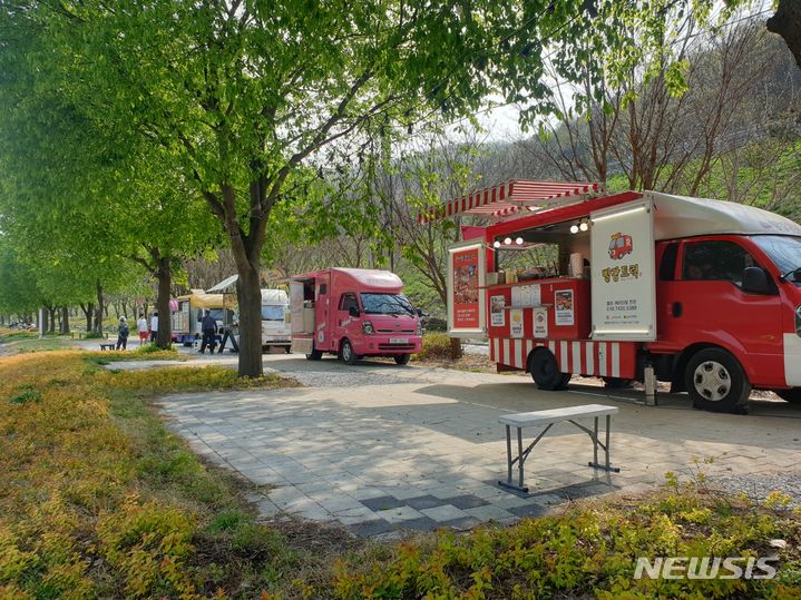 [진천=뉴시스] 진천군 농다리 푸드트럭. (사진=진천군 제공) 2024.04.17. photo@newsis.com 