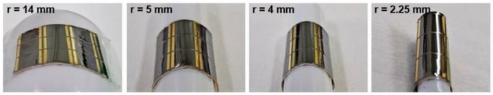 [수원=뉴시스] 아주대 연구팀이 이번에 개발한 고효율 유연 태양전지. 얇고 가벼우며 유연하기 때문에 웨어러블 기기 등에 활용될 수 있다. (사진=아주대 제공) 2024.04.17. photo@newsis.com *재판매 및 DB 금지