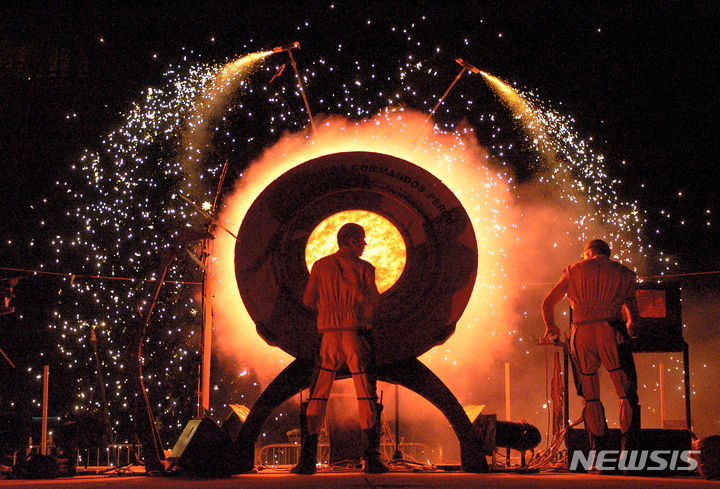 [안산=뉴시스] 폐막작, 레 코만도페르퀴 '불의 축제'