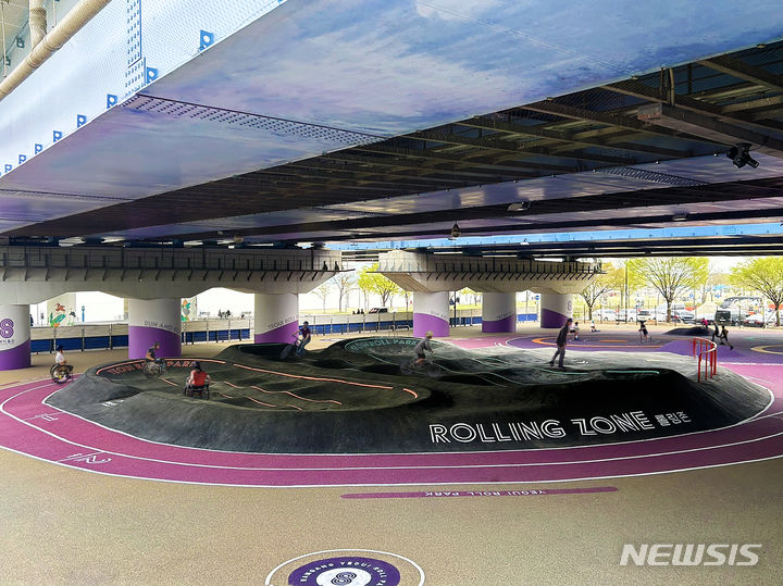 [서울=뉴시스]서울시는 오는 20일 여의도한강공원 마포대교 하부에 '여의롤장'을 문 연다고 17일 밝혔다. 휠체어부터 자전거, 스케이트보드, 롤러스케이트 등을 즐길 수 있는 롤링 전용공간이 생기는 것이다. (사진=서울시 제공). 2024.04.17. photo@newsis.com 