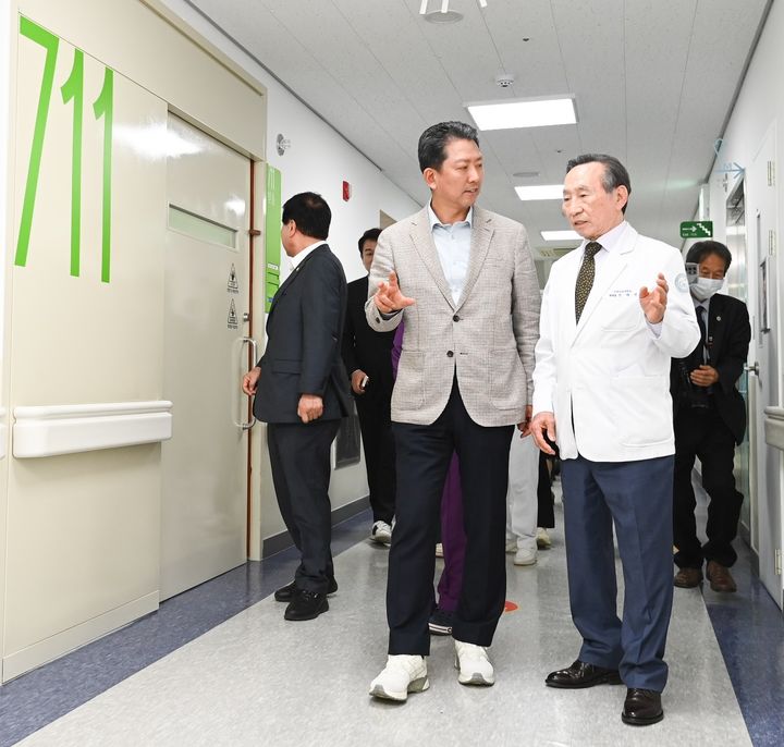 [구미=뉴시스] 김장호(왼쪽) 구미시장이 신재학 병원장과 호스피스 병동을 둘러보고 있다. (사진=구미시 제공) 2024.04.17. photo@newsis.com *재판매 및 DB 금지