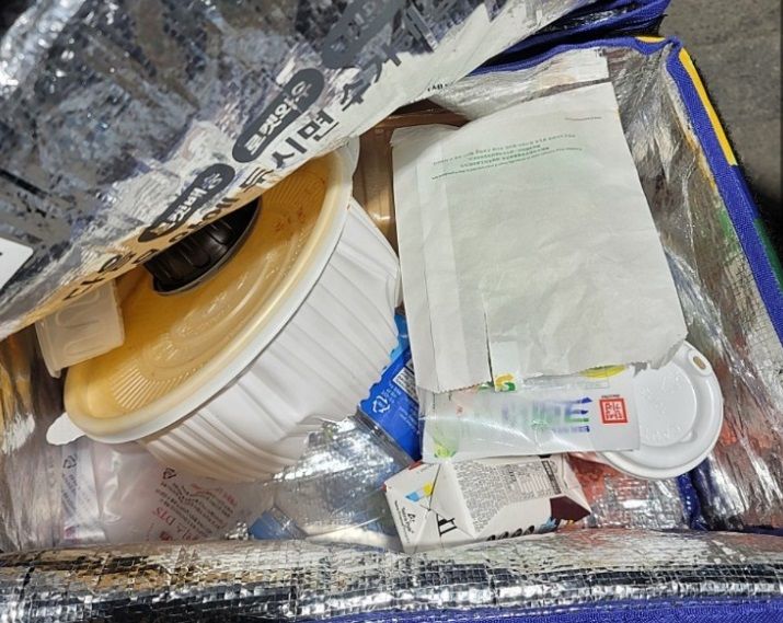 [서울=뉴시스] 쿠팡 물건 수령에 쓰이는 프레시백 속에 쓰레기를 넣어 내놓은 사진이 공개되자 누리꾼들의 공분이 일었다 (사진=온라인커뮤니티 갈무리) *재판매 및 DB 금지