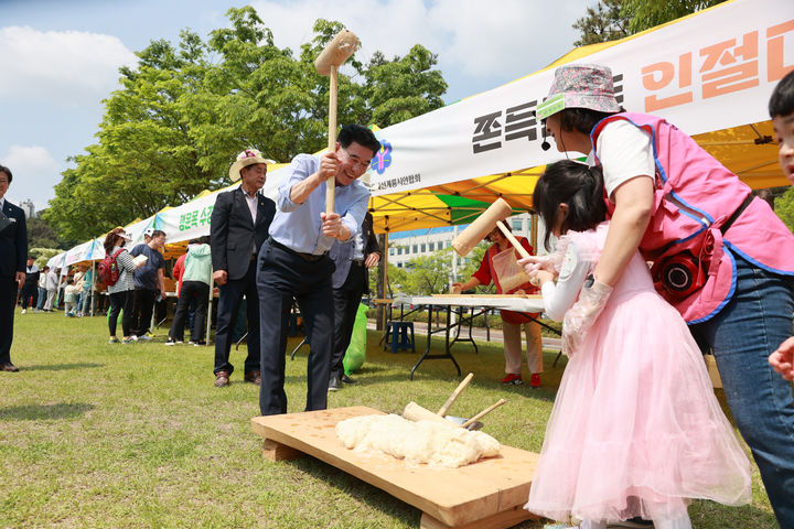 [계룡=뉴시스]이응우 계룡시장이 지난해 열린 도시농부 축제에서 떡메치기를 하고 있다. 2024. 04. 17 *재판매 및 DB 금지