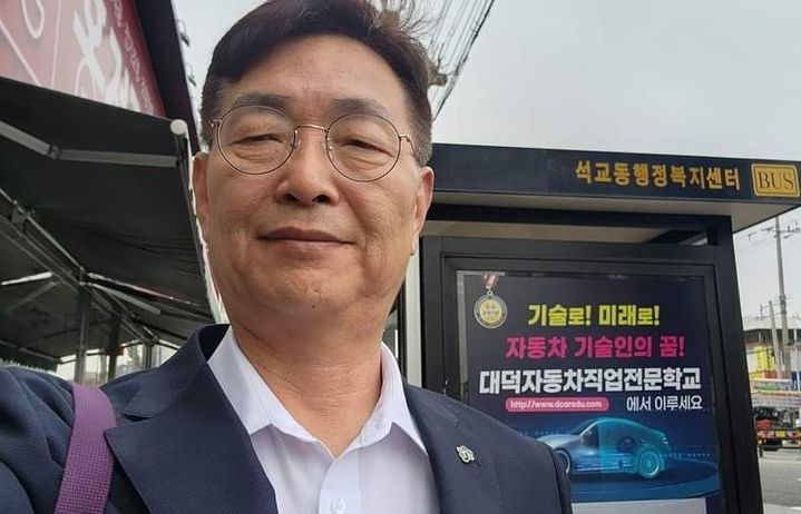 [대전=뉴시스] 김제선 대전 중구청장이 17일 오전 버스를 이용해 출근하고 있다. (사진=김제선 구청장 페이스북 캡처) 2024.04.17. photo@newsis.com  *재판매 및 DB 금지