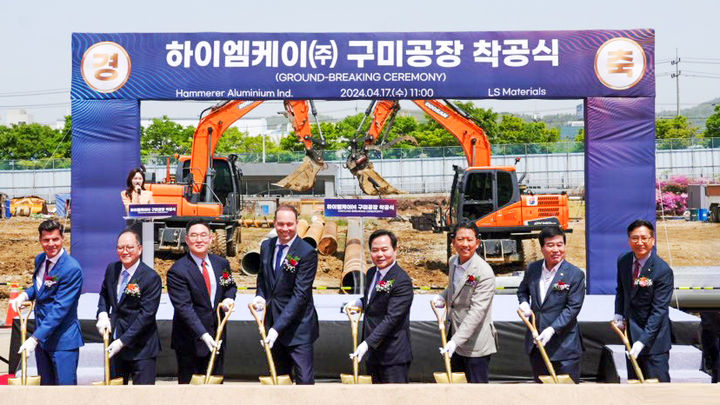 [서울=뉴시스]17일 경북 구미국가산업단지에서 열린 '하이엠케이 EV 알루미늄 부품 공장 착공식'에서 관계자들이 기념 촬영을 하고 있다. (왼쪽 2번째부터) 홍영호 LS머트리얼즈 대표, 구본규 LS전선 대표, 롭반길스(Rob Van Gils) HAI社 대표, 김학홍 경북도 행정부지사, 김장호 구미시장, 안주찬 구미시의회 의장. (사진=LS머트리얼즈 제공) 2024.04.17. photo@newsis.com *재판매 및 DB 금지