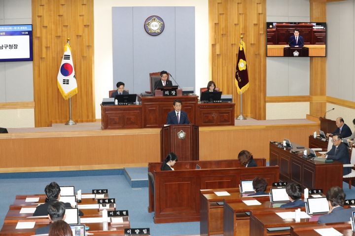 [울산=뉴시스] 17일 울산 남구의회에서 제259회 임시회 제1차 본회의가 개최된 가운데 서동욱 남구청장이 올해 첫 추가경정안을 제출한 뒤 제안 설명을 하고 있다. (사진=울산 남구의회 제공) 2024.04.17. photo@newsis.com *재판매 및 DB 금지