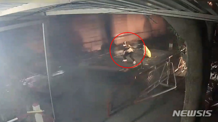 베트남에서 건널목을 지키던 경비원이 기차에 뛰어들어 극단선택을 하려고 한 남성을 붙잡아 목숨을 구했다. CCTV에 찍힌 영상은 언론과 소셜미디어(SNS)를 통해 알려져 화제가 됐다. 출처 : @docnhanh *재판매 및 DB 금지