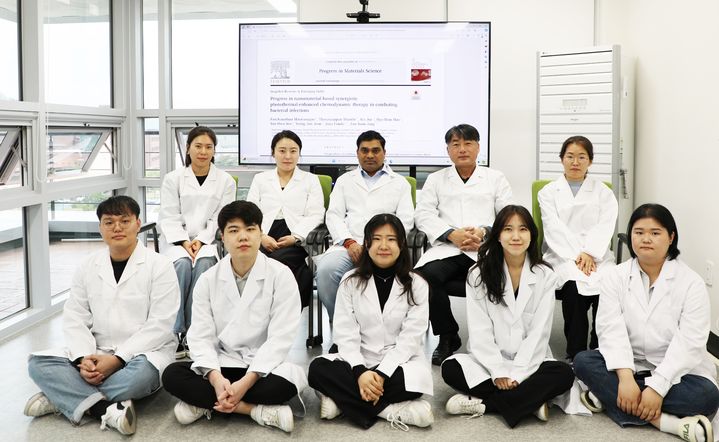 장의순(뒷줄 오른쪽 두번째) 교수 연구팀 (사진=금오공대 제공) *재판매 및 DB 금지