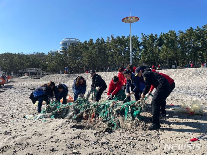 [포항=뉴시스] 안병철 기자 = 지난해 11월 경북 경주 오류고아라해변에서 포항해양경찰서와 경주시, 월성원전이 함께 해안 정화활동을 하고 있다. (사진=포항해양경찰서 제공) 2024.04.17. photo@newsis.com 