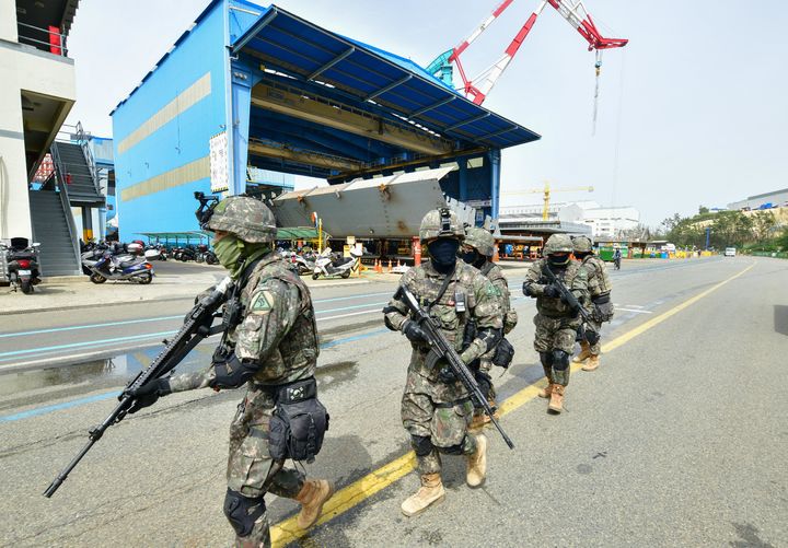 [울산=뉴시스] 17일 HD현대중공업 울산 본사에서 ‘2024년 화랑훈련’이 실시된 가운데 회사에 침입한 적을 포획하기 위해 5분 대기조가 출동하고 있다. (사진=HD현대중공업 제공) 2024.04.17. photo@newsis.com *재판매 및 DB 금지