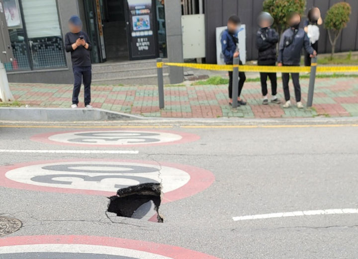 [광양=뉴시스] 17일 오후 4시 26분께 광양시 중동 한 교차로 주변 편도 3차선 도로 내 1·2차로 한복판에서 지름 2m 규모의 땅 꺼짐 현상이 발생했으나 별다른 피해는 없었다. (사진=독자 제공) 2024.04.17. photo@newsis.com *재판매 및 DB 금지