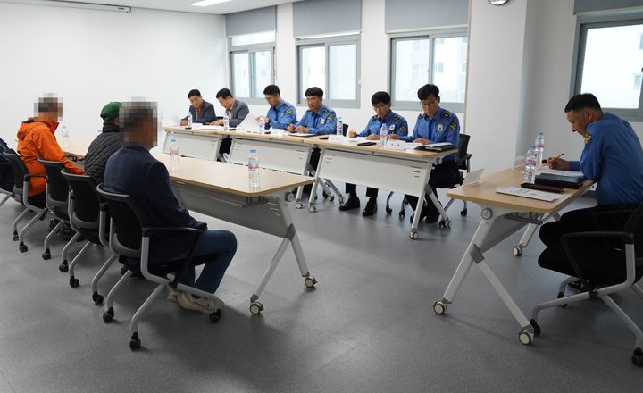 [통영=뉴시스] 신정철 기자= 통영해양경찰서(서장 한철웅)는 지난 15~16일 민·관 협업 연안사고 예방을 위해 연안안전지킴이 선발심사위원회를 개최하고 연안안전지킴이&nbsp; 12명을 선발했다.사진은 연안안전지킴이 선발과정 모습.(사진=통영해경 제공).2024.04.17. photo@newsis.com *재판매 및 DB 금지