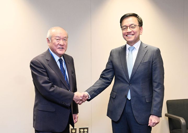 [서울=뉴시스] G20재무장관회의 및 IMF/WB 춘계회의 참석차 미국 워싱턴을 방문중인 최상목 부총리 겸 기획재정부 장관이 16일(현지시각) 세계은행(WB)에서 스즈키 슌이치 일본 재무장관과 면담에 앞서 악수하고 있다. (사진=기획재정부 제공) 2024.04.17. photo@newsis.com *재판매 및 DB 금지