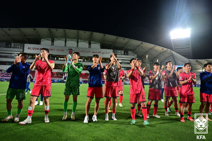 [서울=뉴시스] 17일 카타르 도하 압둘라 빈 칼리파 스타디움에서 열린 2024 AFC U-23 아시안컵 조별리그 1차전 한국 대 UAE 경기에서 1-0으로 승리한 축구대표팀이 팬들에게 인사하고 있다. (사진=대한축구협회 제공) 2024.04.17. photo@newsis.com *재판매 및 DB 금지